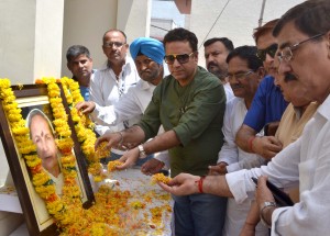 Former minister and senior Congress leader RS Chib and others paying floral tributes to martyr Bicky Singh.