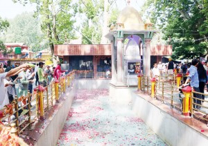 Devotees paying obeisance to Kheer Bhawani Temple at Tulmulla in Ganderbal on Friday.-Excelsior/ Shakeel