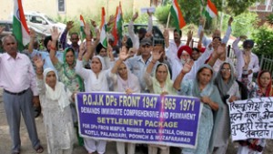 PoJK displaced persons protesting near Press Club in Jammu  on Thursday.   —Excelsior/ Rakesh 