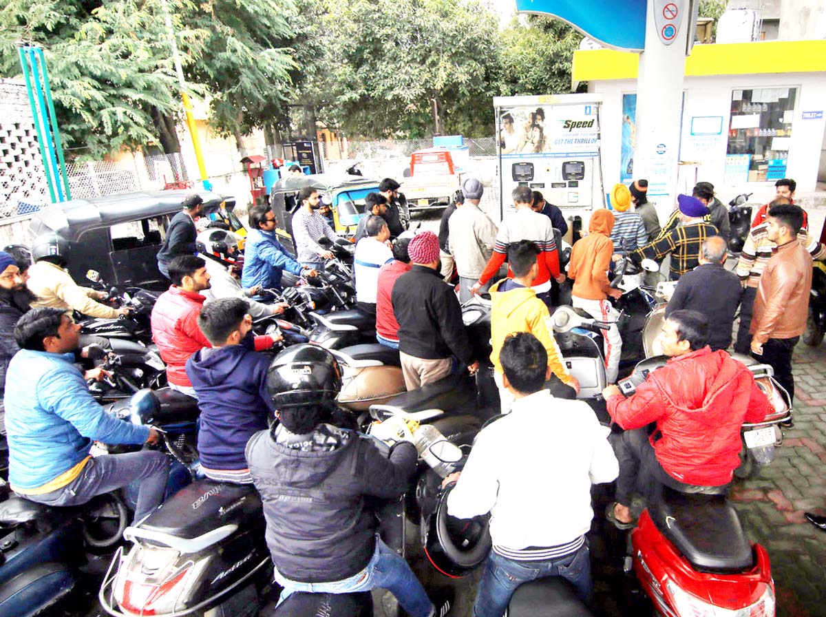 heavy-rush-at-a-petrol-pump-in-jammu-during-curfew-relaxation-period-on