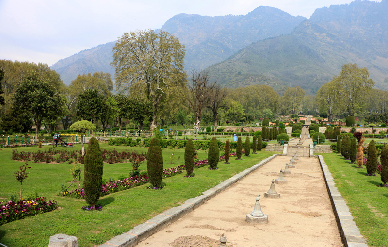 Mughal Gardens in Srinagar wear a deserted look on Baisakhi due to lockdown.     —Excelsior/Shakeel