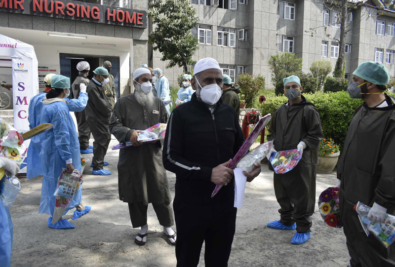 Patients discharged from Srinagar hospital after COVID treatment on Tuesday. -Excelsior/ Shakeel