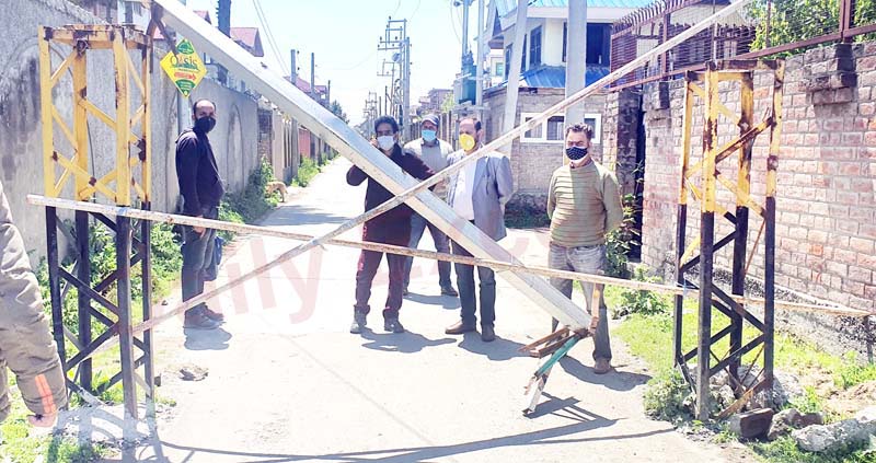 HIG, Usminiya, Qamarabad closed for 7 days after many families test positive for COVID-19.-Excelsior/Shakeel