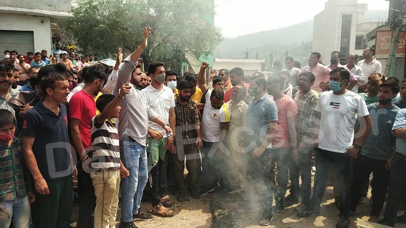 People protesting against grenade attack on the BJP leader’s house in Rajouri town.             —Excelsior/Gafoor Bhat