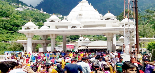 Heavy Rush Of Pilgrims At Darshani Deodi Near Katra On Monday. - Jammu 