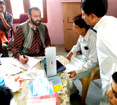 Hod Cardiology Gmc Jammu Dr Sushil Sharma Examining Patients At Suchani In A Free Medical Camp On Sunday Jammu Kashmir Latest News Tourism Breaking News J K