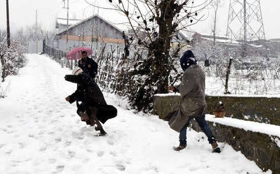 Srinagar receives season's first snowfall, Jammu's day temp shows sharp fall