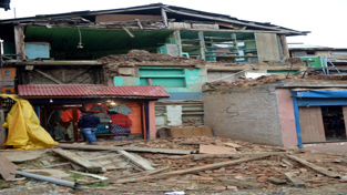 A house damaged in earthquake at Srinagar on Sunday. —Excelsior Photo