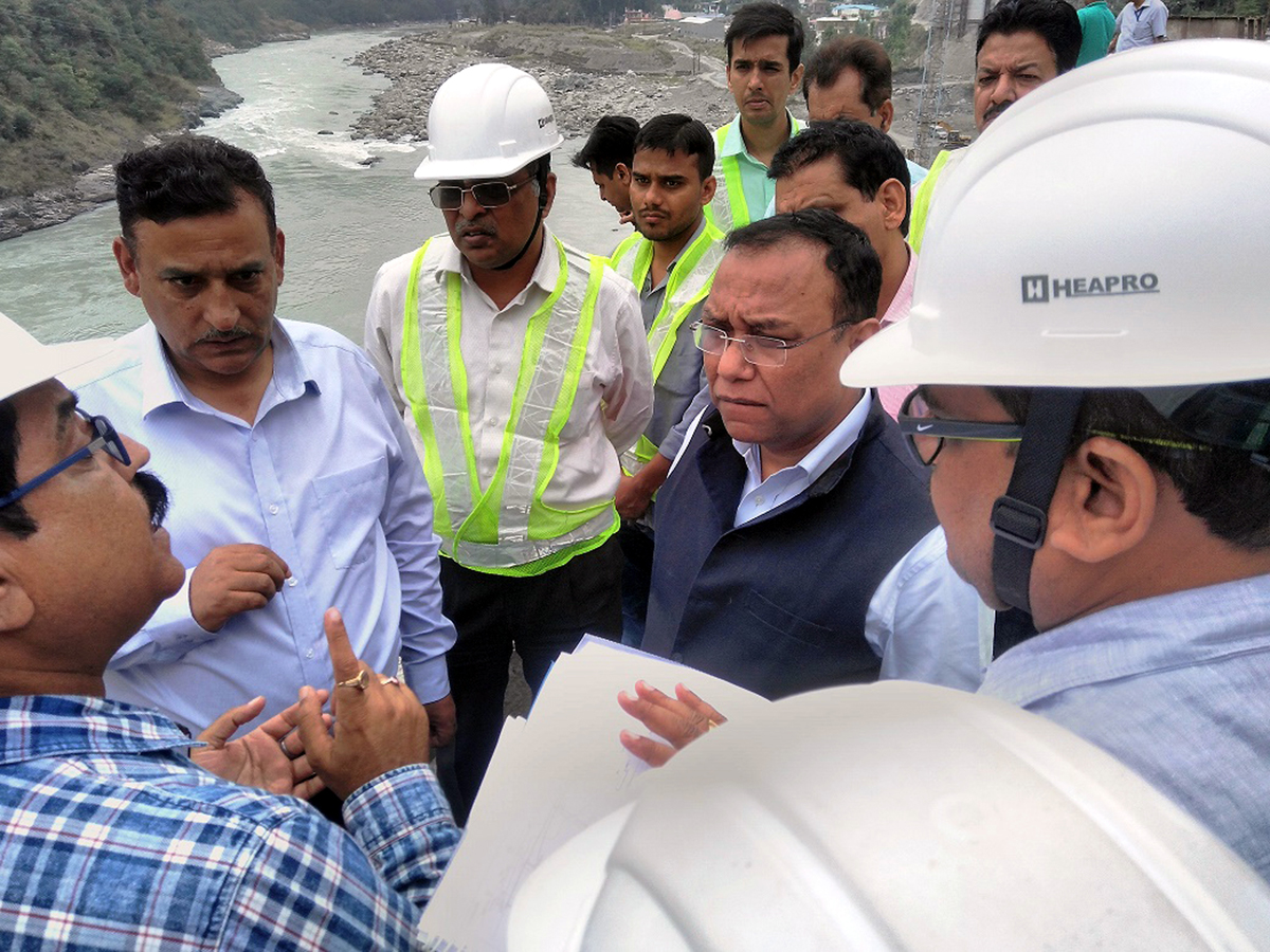 joint-secretary-morth-interacting-with-engineers-during-inspection-of