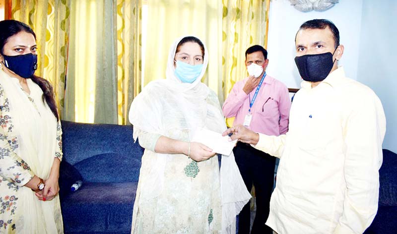 Principal Secy To Lg Hands Over Relief Cheque To Family Of Slain c Chairperson