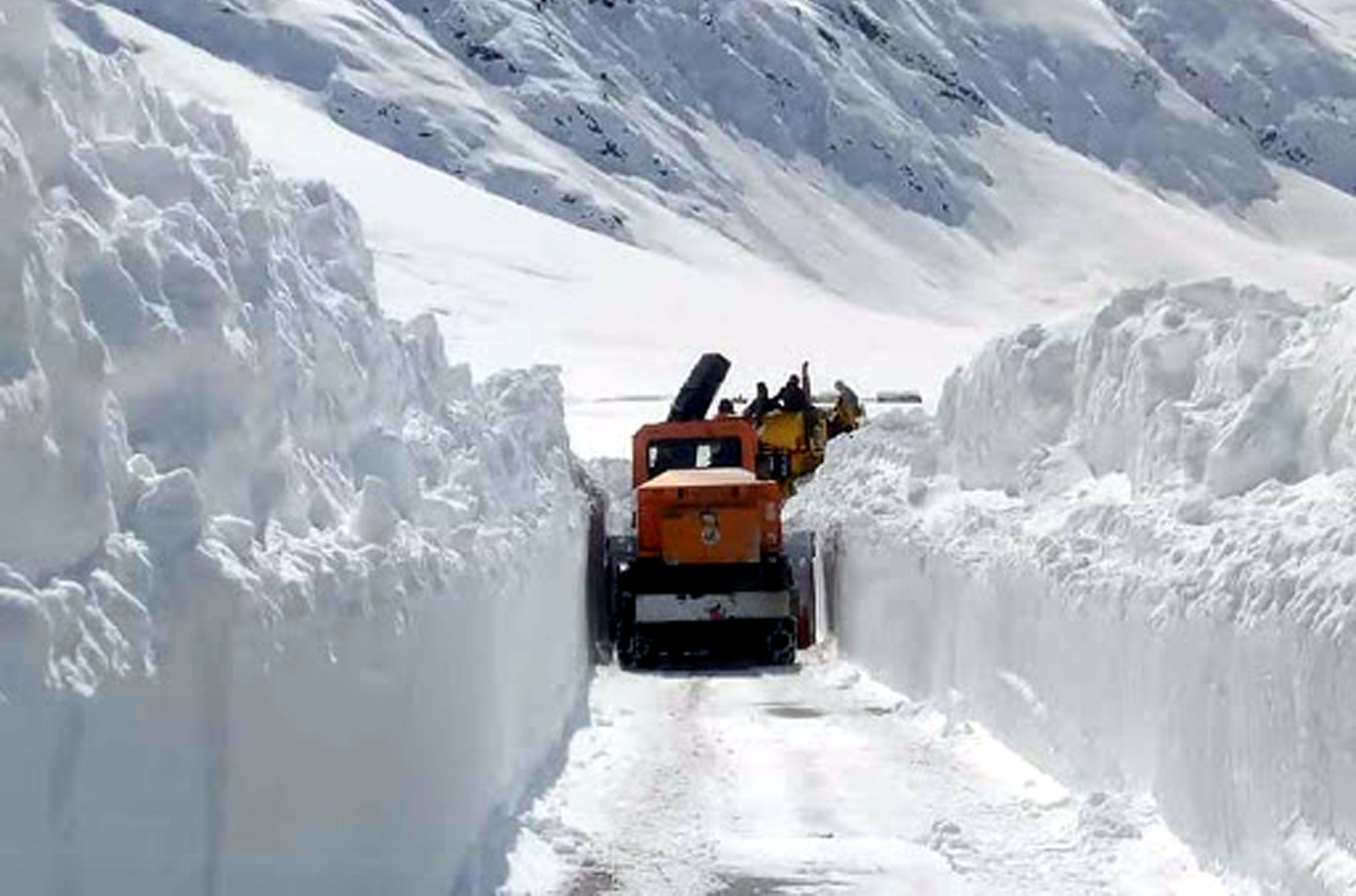 Snow-clearance operation along Srinagar-Leh highway in full swing ...