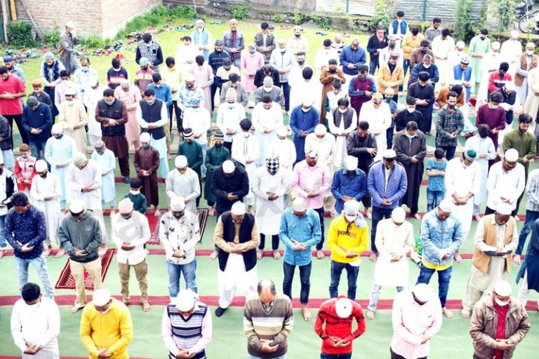 People offer Eid-ul-Fitr prayers as they maintain social ...