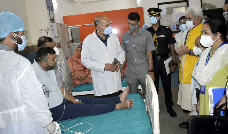 LG Manoj Sinha during visit to GMC Rajouri on Thursday. - Jammu Kashmir ...