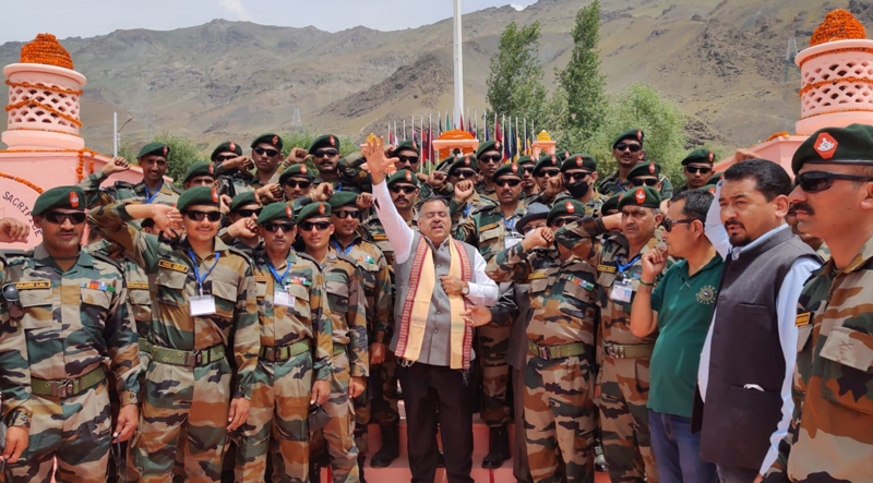 BJP, national general secretary, Tarun Chugh with soldiers at Drass on ...