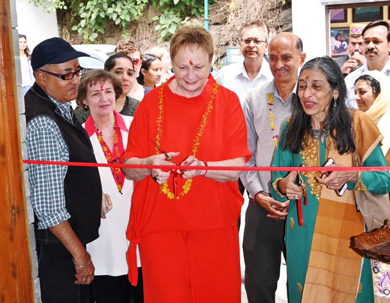 Vice-president ICR Moscow Natalia Cherkashina inaugurating an art ...