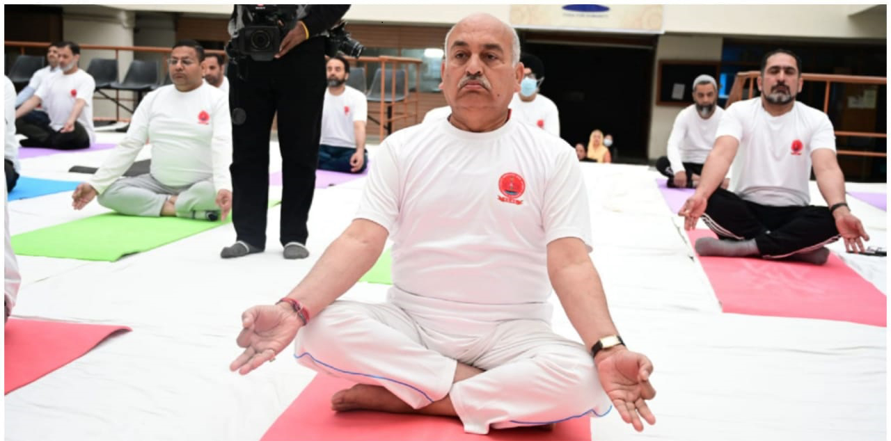 chief-justice-mithal-inaugurates-8th-international-yoga-day-at-high